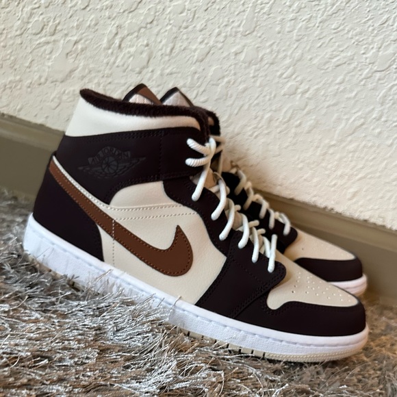 スニーカー Nike Air Jordan 1 Mid SE Cream Dark Chocolate Nike | Shoes | Womens Air Jordan Mid Se Cream Dark Chocolate